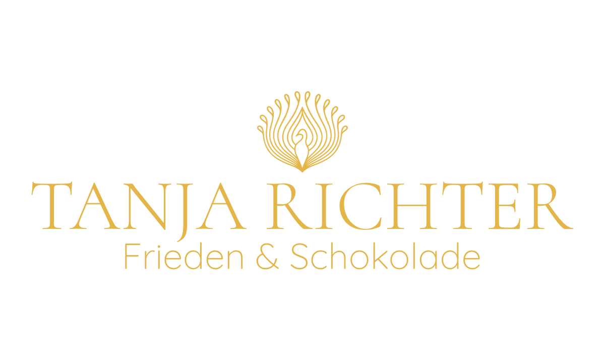 Logo von Tanja Richter: goldene stilisierte Pfauenform, die zugleich Pfauenauge und ganzer Pfau ist. Symbol für Frieden, Schönheit und Verbindung von Geist und Materie.